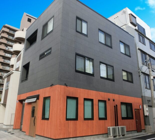 木目とアーグラのデザイン貼りで際立つ建物に