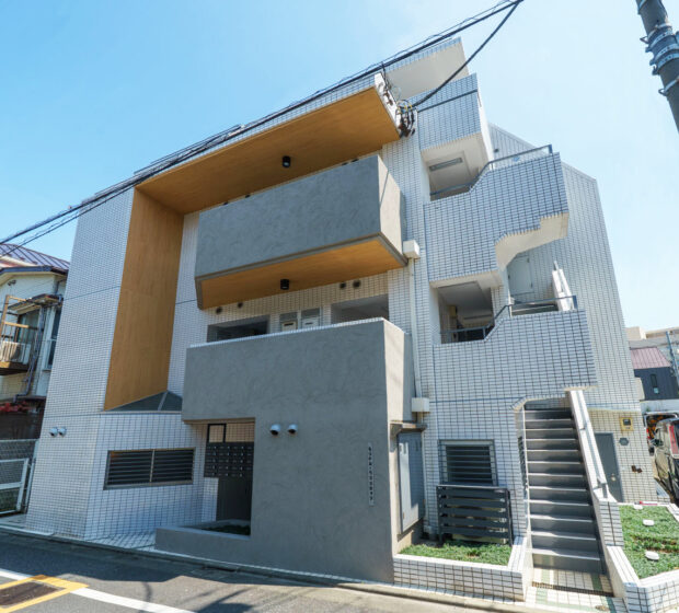 軒天と袖壁に木目を大胆に採用。モダンで洗練された外観へ