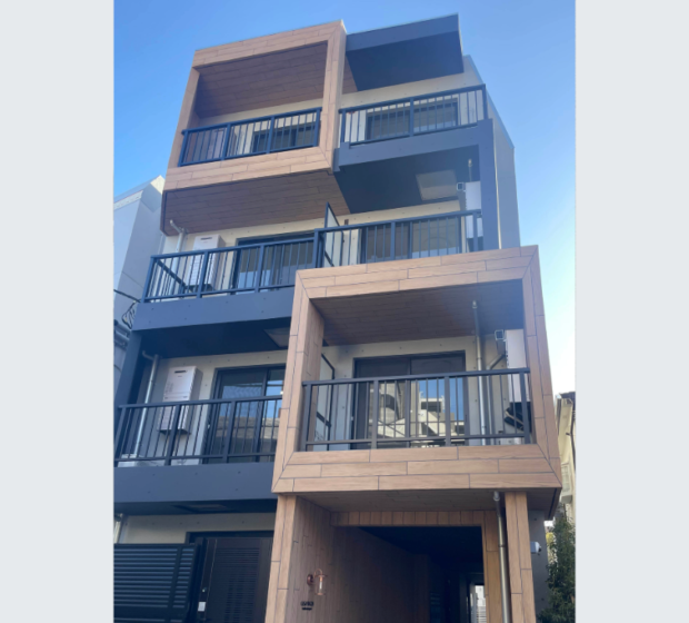 二子玉川の空に映える、特注木目の温もり。RC×ウッドの対比が、唯一無二の気品を放つ賃貸レジデンス。