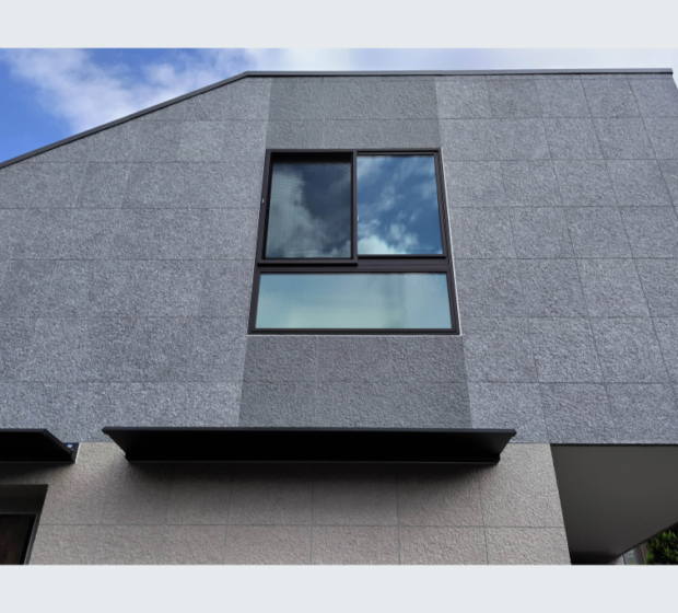 石調の気品を纏う。静かに主張する、大人のアーバンモダン